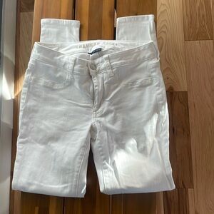American Eagle Women White Jeggings Stretchy Jeans Size 6. Worn once.